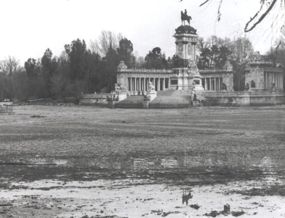 El estanque del Retiro, vacío en 1963 para el rodaje de 'El fabuloso mundo del circo'