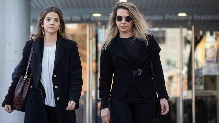 Cristina Álvarez (d) abandona los juzgados tras prestar declaración como investigada