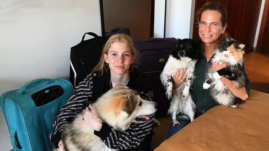 Anna y su hija, con las maletas listas para cuando tenga que abandonar el hotel en el que se está quedando