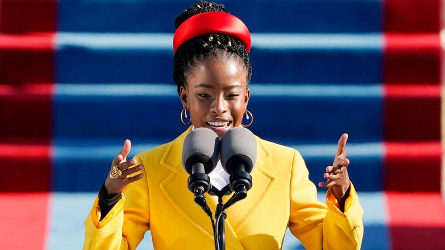 Una escritora blanca y no binaria renunció a la traducción de una poeta negra luego de que la repudiaran en redes sociales