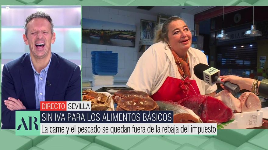 Joaquín Prat le ríe la gracia a Ana, pescadera del mercado de Triana