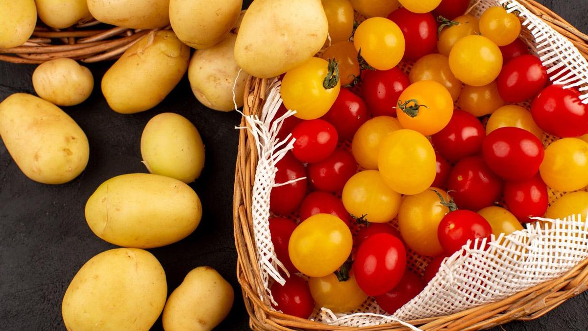 Patatas y tomates rojos y amarillos.