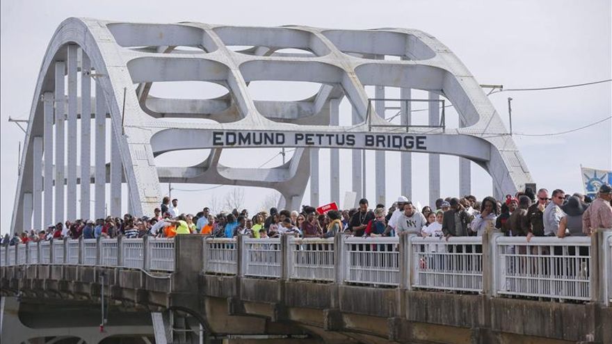 Miles de personas conmemoran 50 años de marcha por derechos civiles en EE.UU.