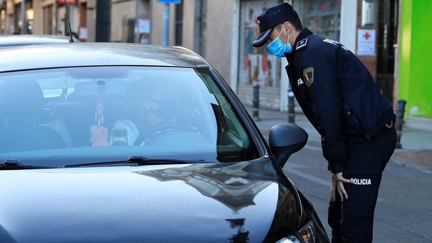 Un policía local durante un control en Madrid. EFE/Fernando Alvarado/Archivo