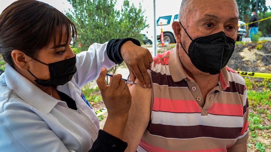 Un adulto mayor recibe la primera dosis de la vacuna contra la covid-19 en el Centro de Gobierno de Tijuana, estado de Baja California (México).