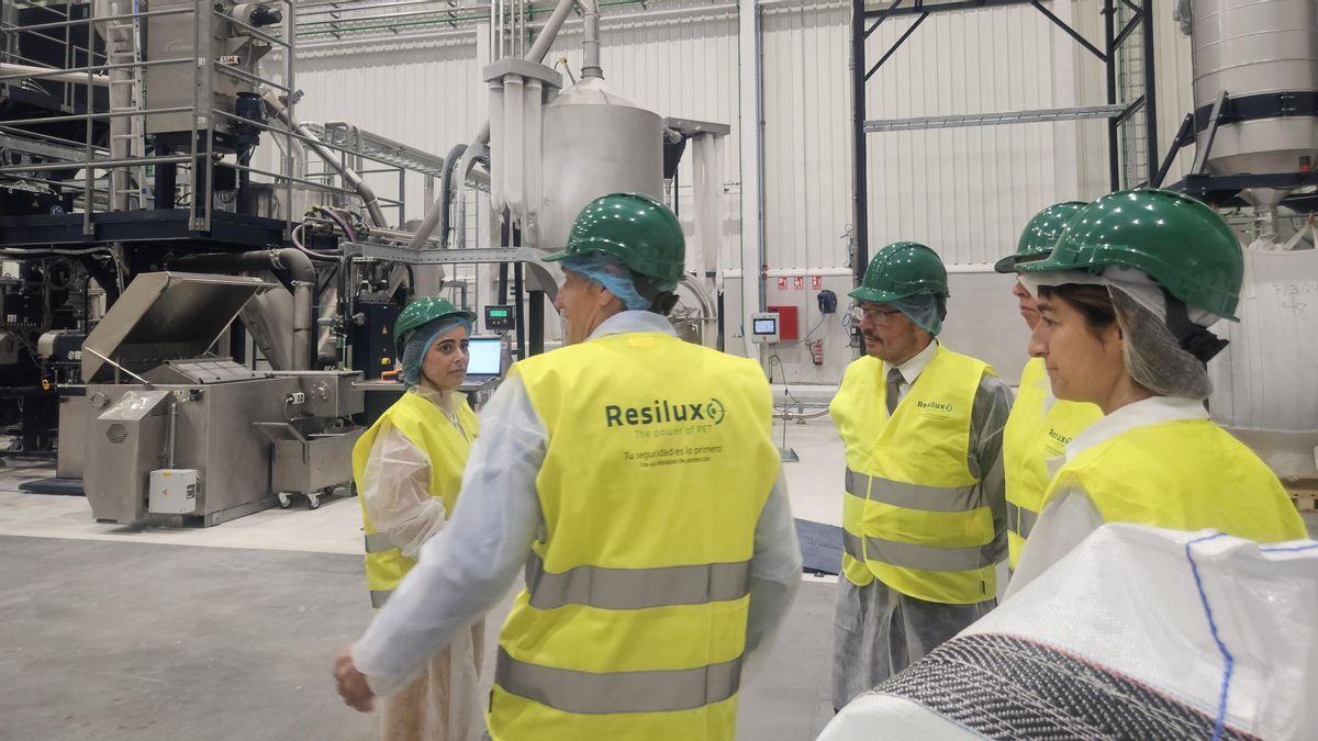 Imagen de las instalaciones de la fábrica de envases de Resilux durante una visita que realizó el consejero de Economía, Guillermo Santamaría
