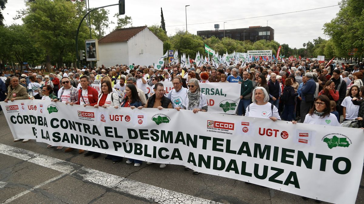 Masiva manifestación por la sanidad pública en Córdoba con aviso a Moreno: "Nos vemos el día de los votos"