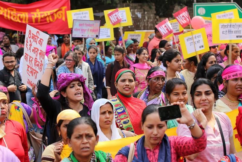 Nueva Delhi (India). Varias mujeres se congregan para protestar contra las violaciones y el abuso hacia las mujeres durante el Día Internacional de la Mujer, hoy 8 de marzo de 201