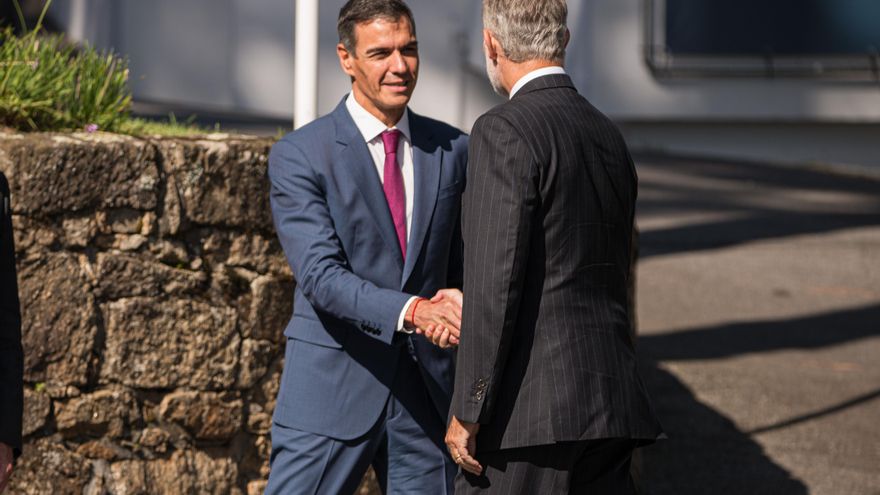 El Rey Felipe VI saluda al presidente del Gobierno, Pedro Sánchez (i), a su llegada a la inauguración del Foro La Toja.