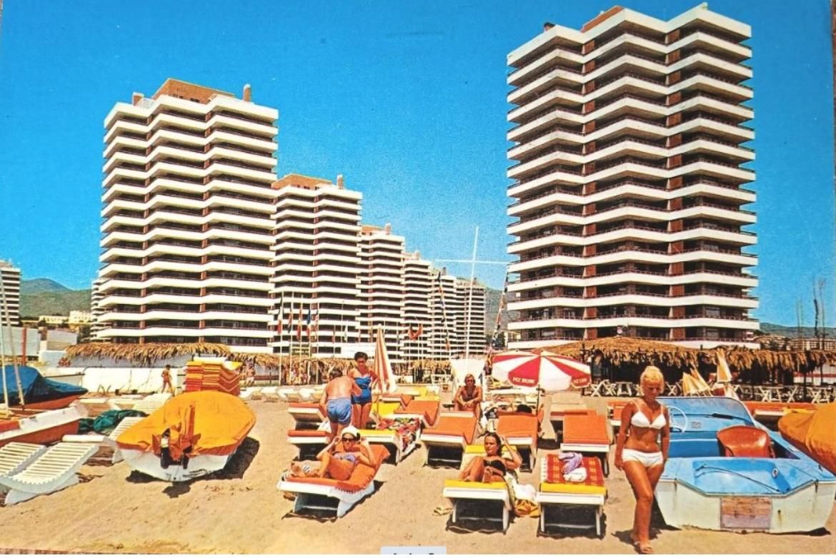 La exposición borda el papel de la postal como proyección de la cultura de ese momento