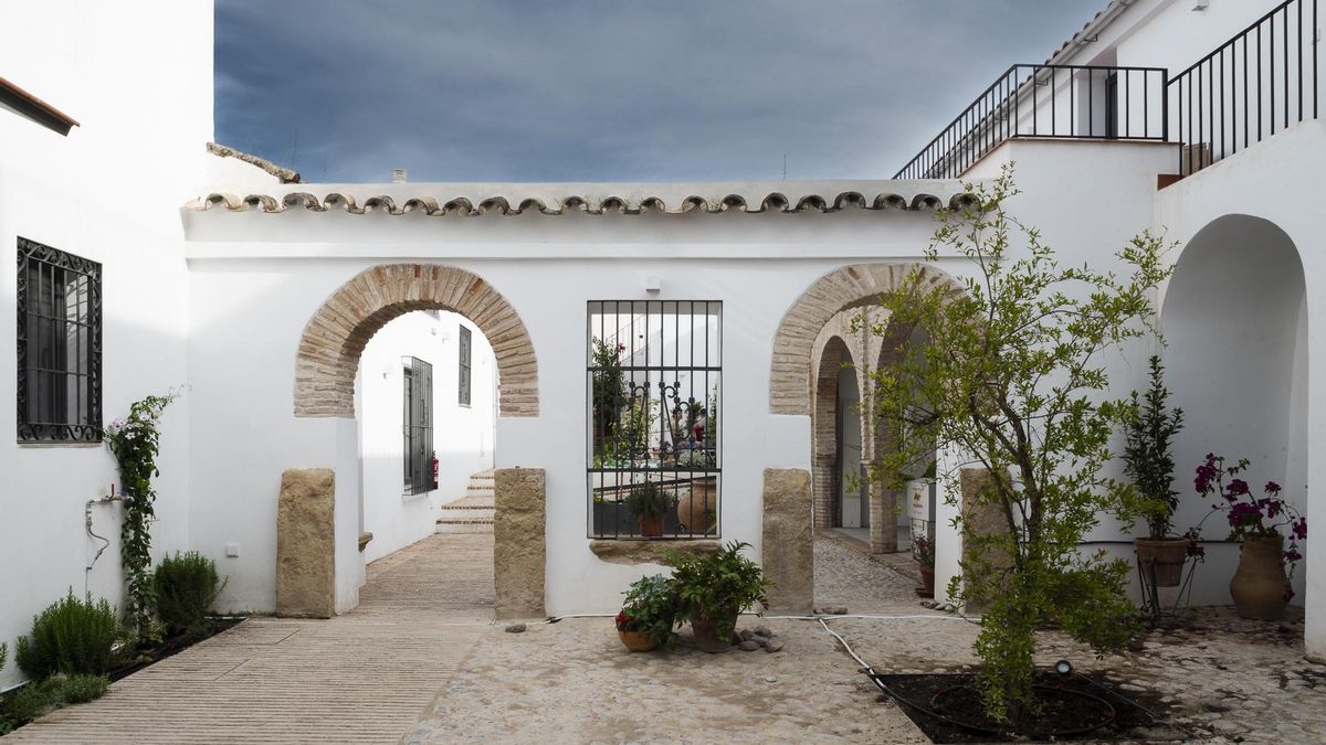 Casa patio rehabilitada por PAX en la calle Montero
