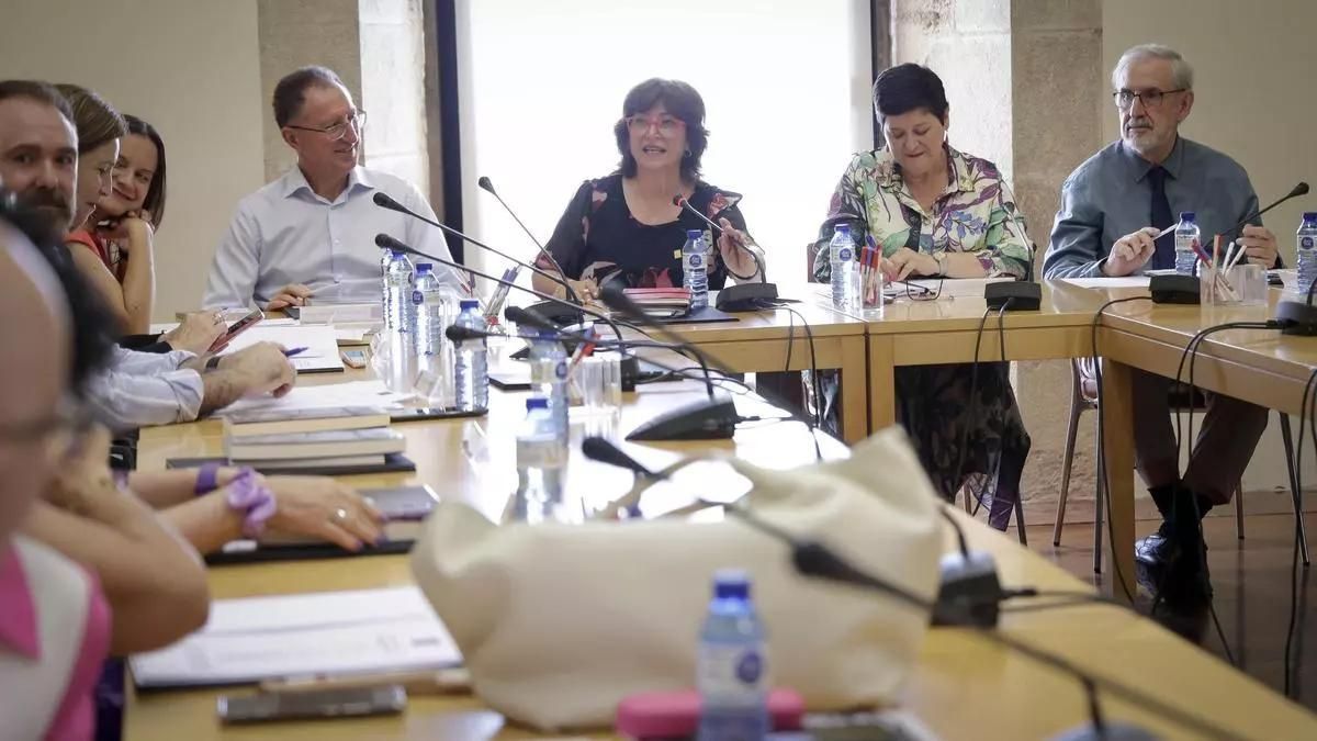 Pérez Llorca nomena els set nous acadèmics que culminen la renovació de l'Acadèmia Valenciana de la Llengua