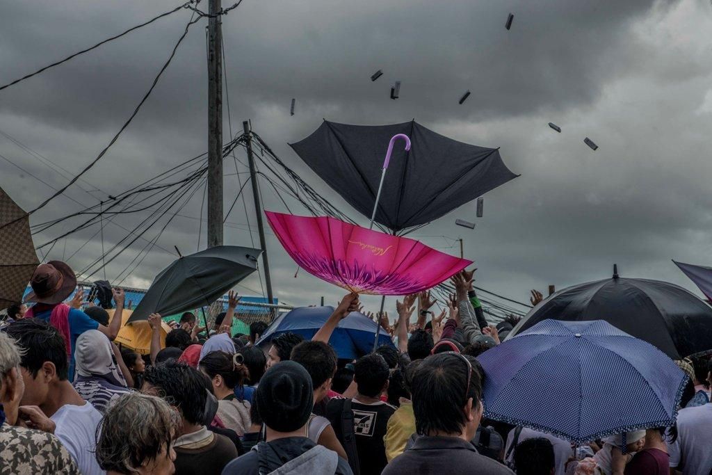 Ciudad de Tacloban, isla de Leyte. “Miles de personas se arremolinan en el aeropuerto, donde esperan recibir ayuda y/o ser evacuados. No se detecta pánico, no hay escenas dramáticas. La gente hace cola ordenadamente y en calma, aunque ya llevan días allí. Incluso cuando los soldados lanzan barras de chocolate, no hay disputas y cada uno espera que le llegue la suya”, decía Yann Libessart, miembro del equipo de emergencias de Médicos Sin Fronteras, poco después de llegar a Tacloban. © Yann Libessart/MSF