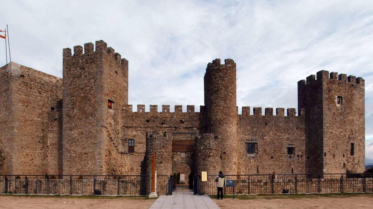 Construido en el siglo XIII, este castillo fue paso de rebaños trashumantes y de peregrinos y su pozo aguarda una leyenda