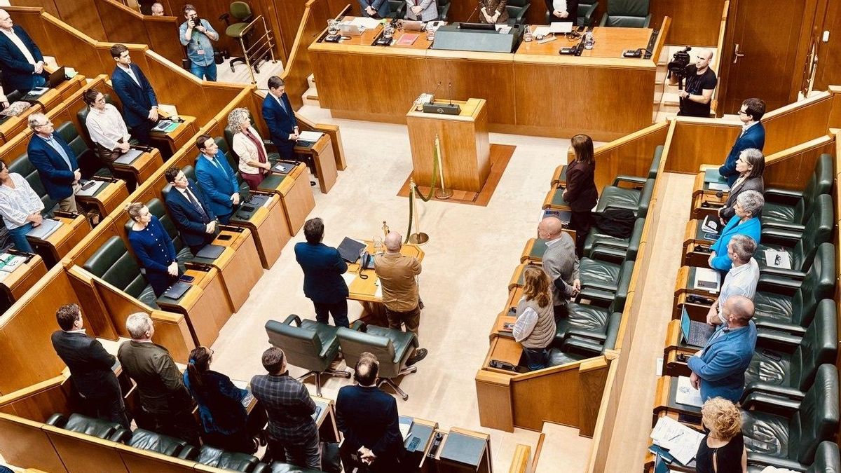 Sánchez cancela un mitin en Vitoria por el accidente ferroviario y el Parlamento Vasco para en memoria de las víctimas