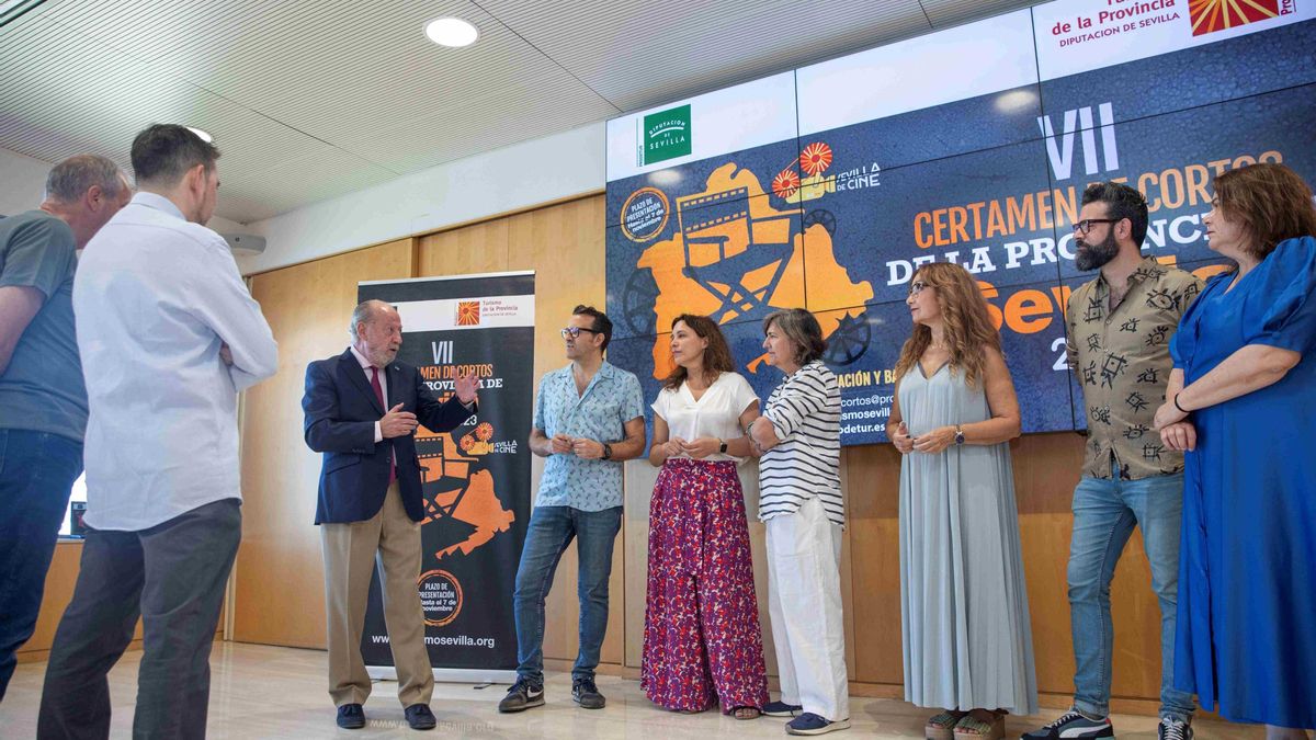 Villabos, primero por la izquierda, en la presentación del VII Certamen de Cortos de la Provincia en la Diputación.