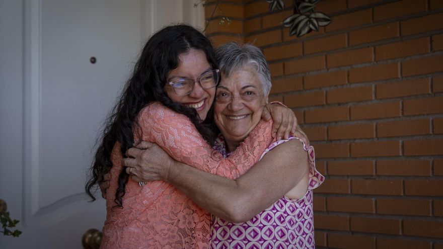Jenny y Carmen se abrazan en la puerta de la casa de la septuagenaria en Dosbarrios.
