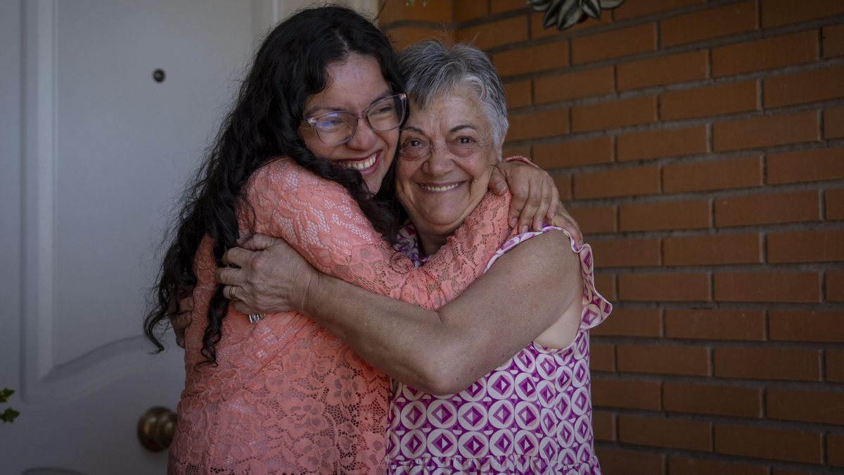 Carmen se sentía sola en 'la España vaciada' hasta que conoció a Jenny, una migrante ciega que acaba de regularizarse