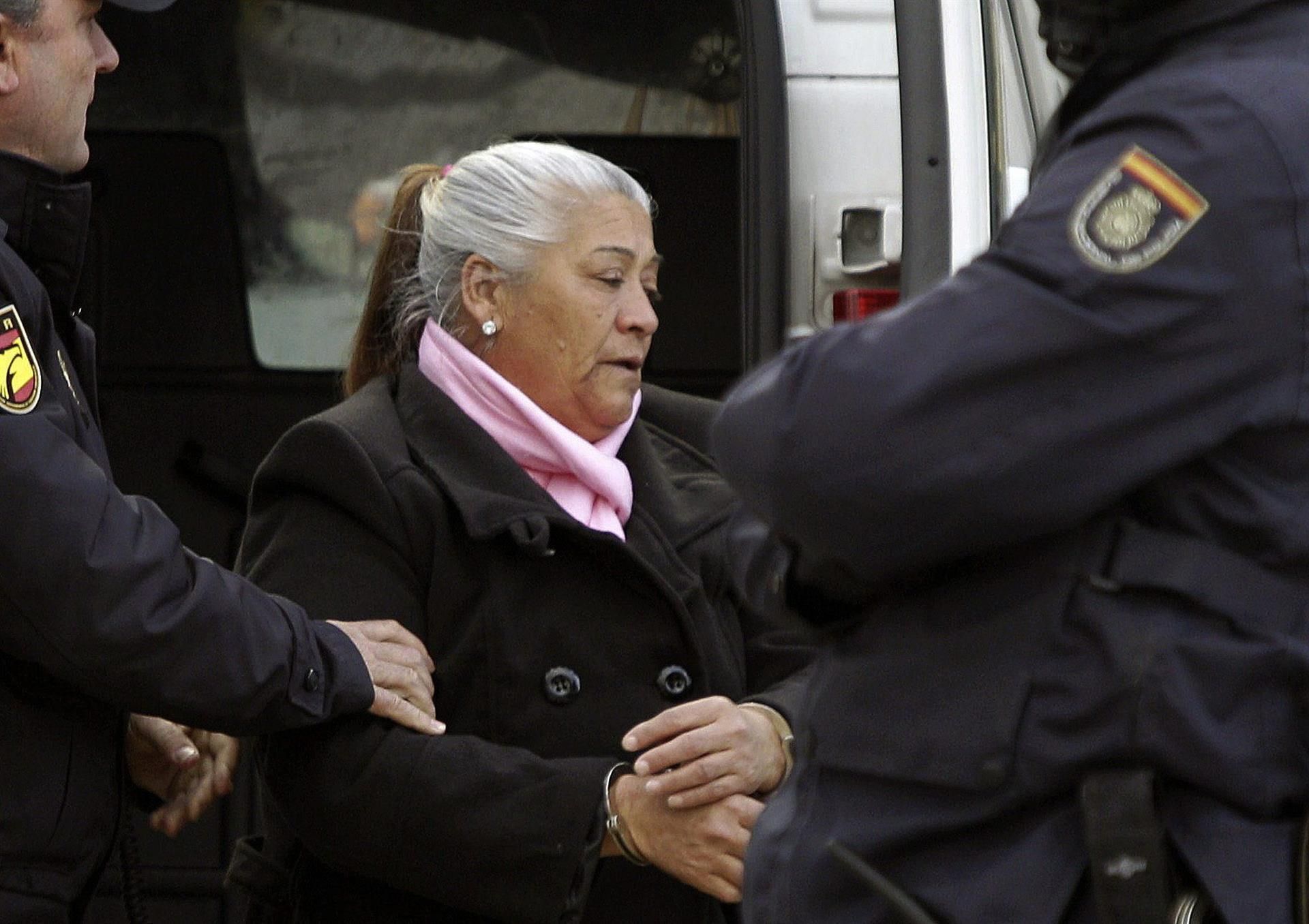 Francisca Cortés siendo trasladada a las dependencias del polígono Son Rossinyol, donde se celebró el juicio del caso Kabul