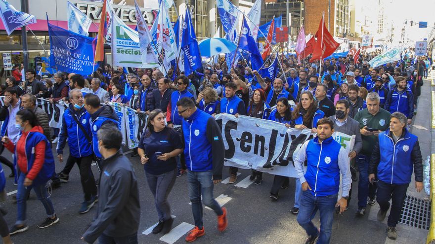 Los Bancarios cerraron las paritarias con aumento del 94% anual