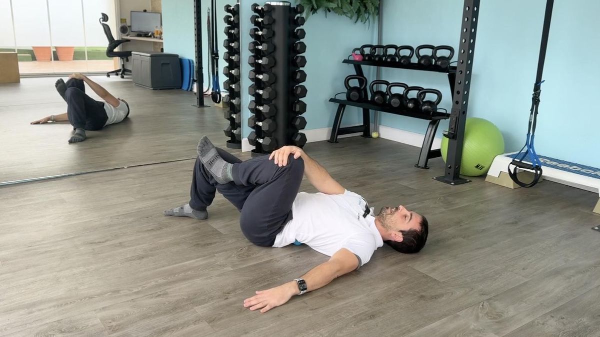 Una evolución del ejercicio sería flexionar la rodilla del lado que estamos masajeando.