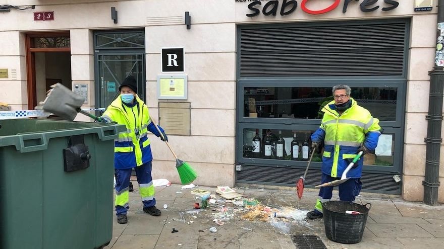 Revuelo en la Plaza del Mercado: una mujer lanza objetos desde su ventana