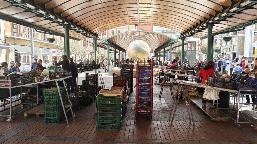 Todo sigue igual en la Marquesina: solo un industrial recoge los nuevos mostradores del Ayuntamiento de Valladolid