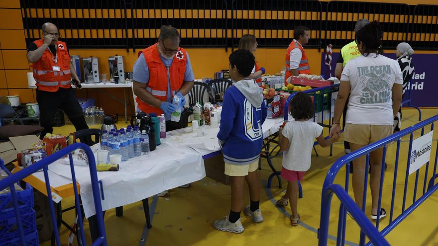 Una madre con sus hijos este domingo en el polideportivo Paco Sedano de Móstoles.