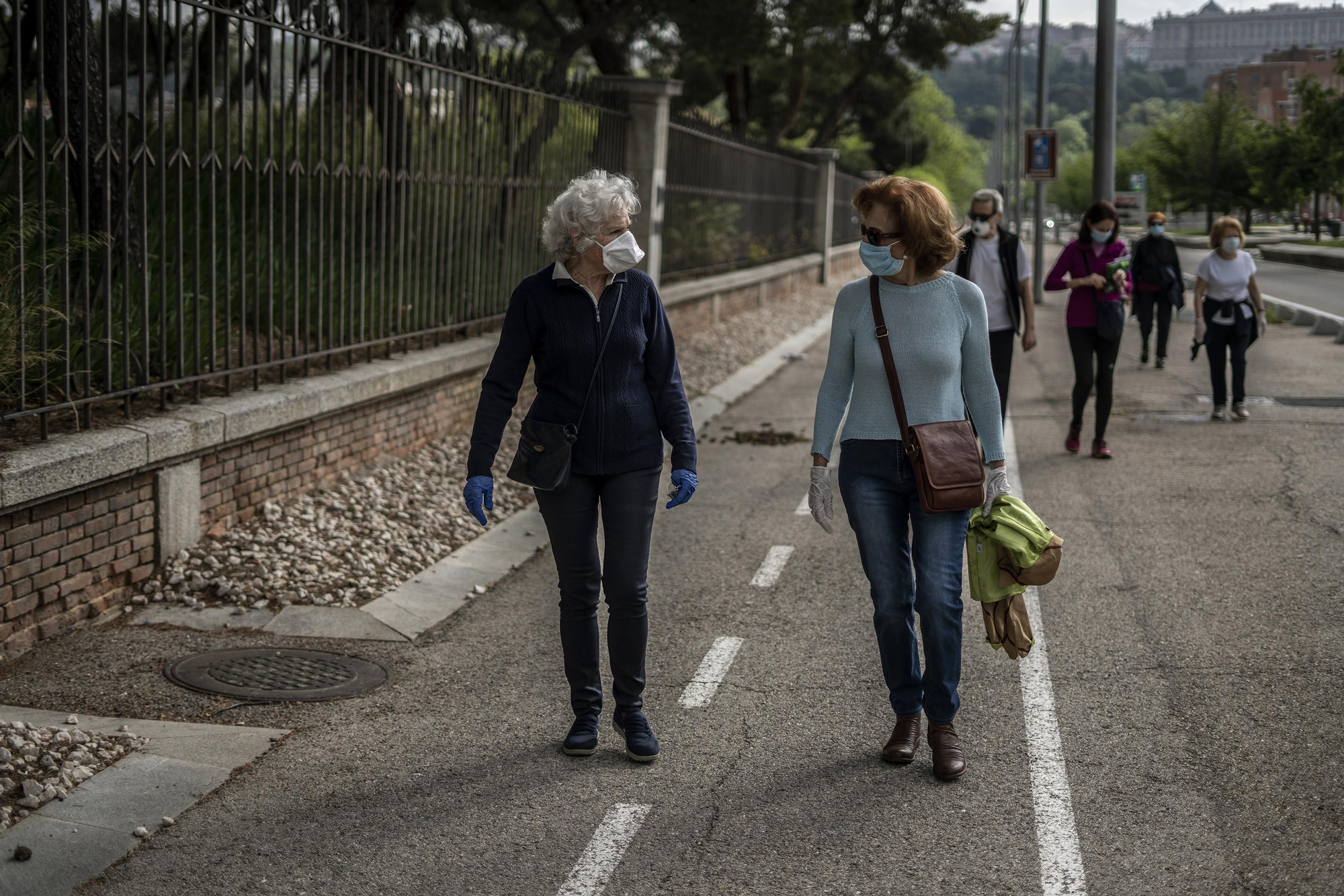 Maica, de 79 años y su hermana Elisa, de 74 años, en la Avenida de Portugal