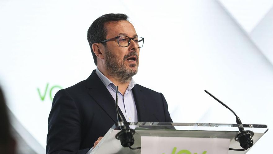 El portavoz de Vox, José Antonio Fúster durante la rueda de prensa ofrecida este lunes en la sede del partido, en Madrid.