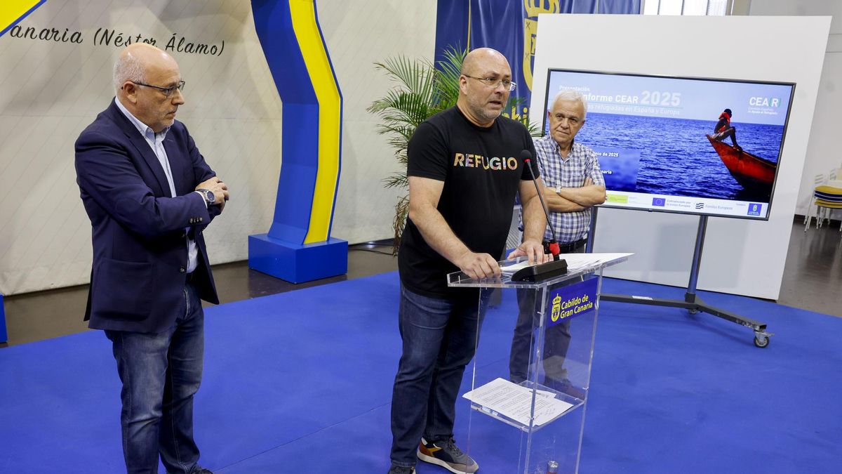 Antonio Morales (izquierda), y el coordinador en Canarias de CEAR, Juan Carlos Lorenzo (centro), en la presentación del informe anual de la entidad sobre la asistencia a las personas que solicitan asilo o refugio en Canarias.