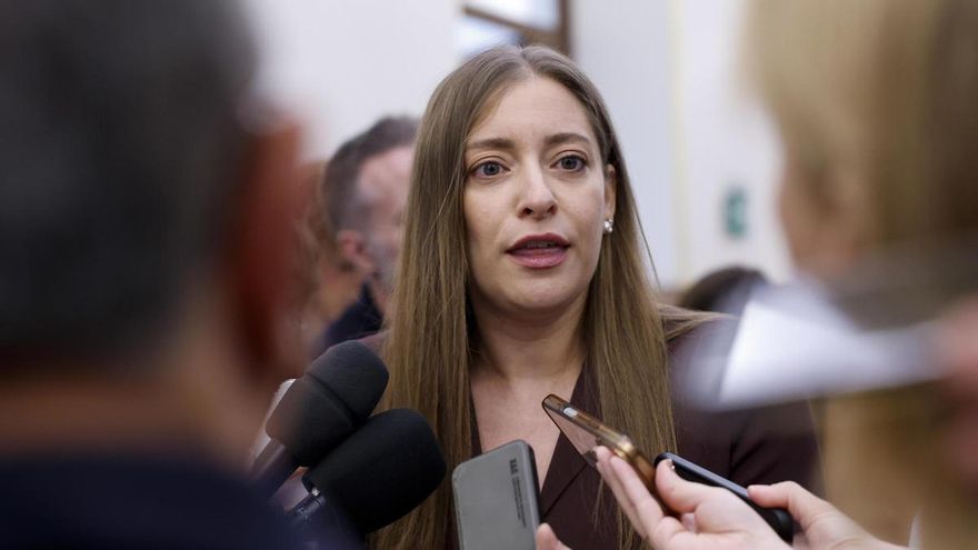 La portavoz del PP, Ester Muñoz, atiende a los medios en los pasillos del Congreso que este jueves celebra el último pleno extraordinario del curso político.
