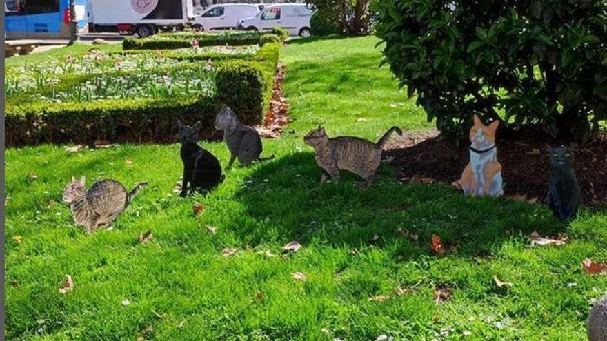 Aparecen 90 gatos pintados a mano en distintos puntos de Recoletos y el Paseo del Prado
