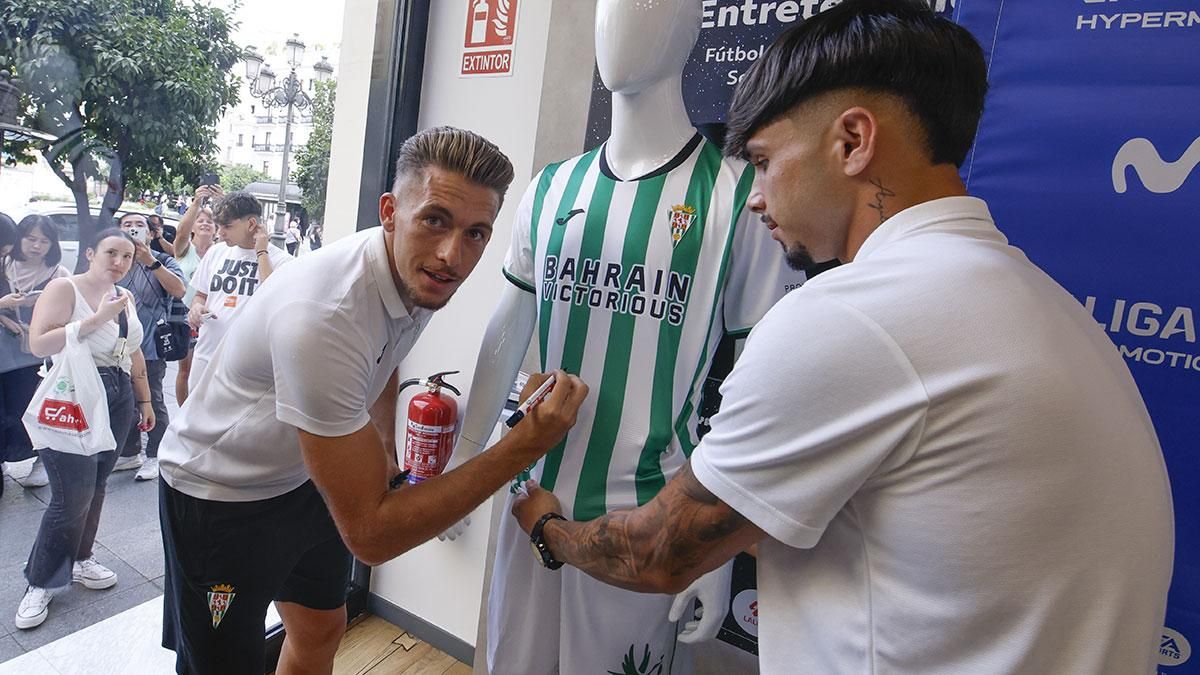 Isma Ruiz y Kevin Medina firman autógrafos a los aficionados del Córdoba CF
