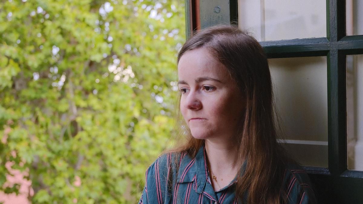 A Melody, con 'piel de mariposa', no le dejan dar clases: “Se basan en prejuicios, ¿qué profesor carga libros en 2026?”