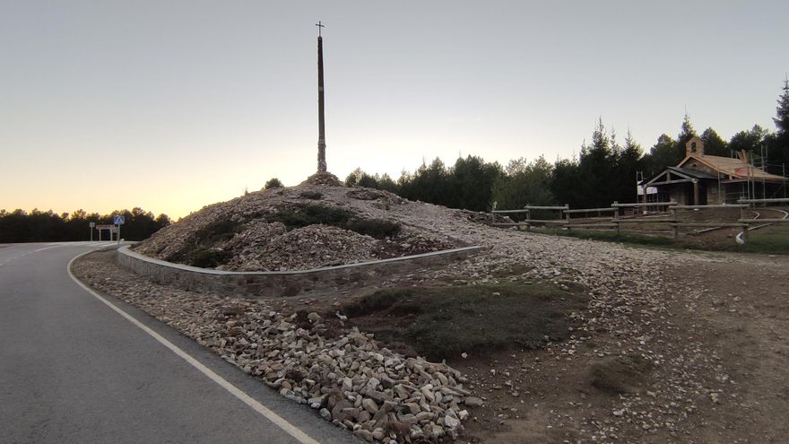 Convocan una protesta hasta la Cruz de Fierro por las polémicas obras de remodelación de este hito jacobeo