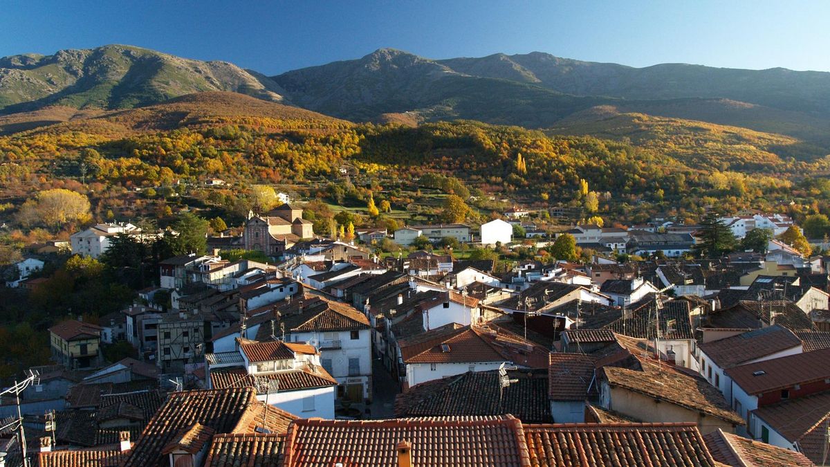 La localidad de Hervás con los colores del otoño.