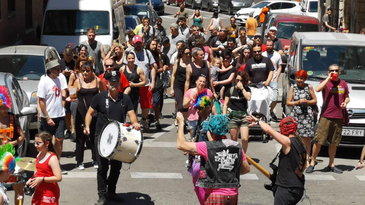 Pasacalles en una edición anterior de las FIestas de Doña Karloto en Vallecas