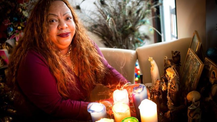 A pocas horas para que se celebre el sorteo de la Lotería de Navidad, la pitonisa dominicana afincada en Xinzo de Limia (Ourense), Elsa Altragracia, ha asegurado que se encuentra abrumada por la "grandísima" expectación generada desde que decidió compartir "su intuición" sobre el número que va a tocar este año en la Lotería de Navidad.