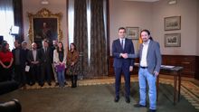 El presidente del Gobierno en funciones, Pedro Sánchez y el líder de Podemos, Pablo Iglesias, se estrechan la mano en el Congreso de los Diputados tras firmar el principio de acuerdo para compartir un gobierno de coalición tras las elecciones generales del pasado domingo, en Madrid (España), a 12 de noviembre de 2019.