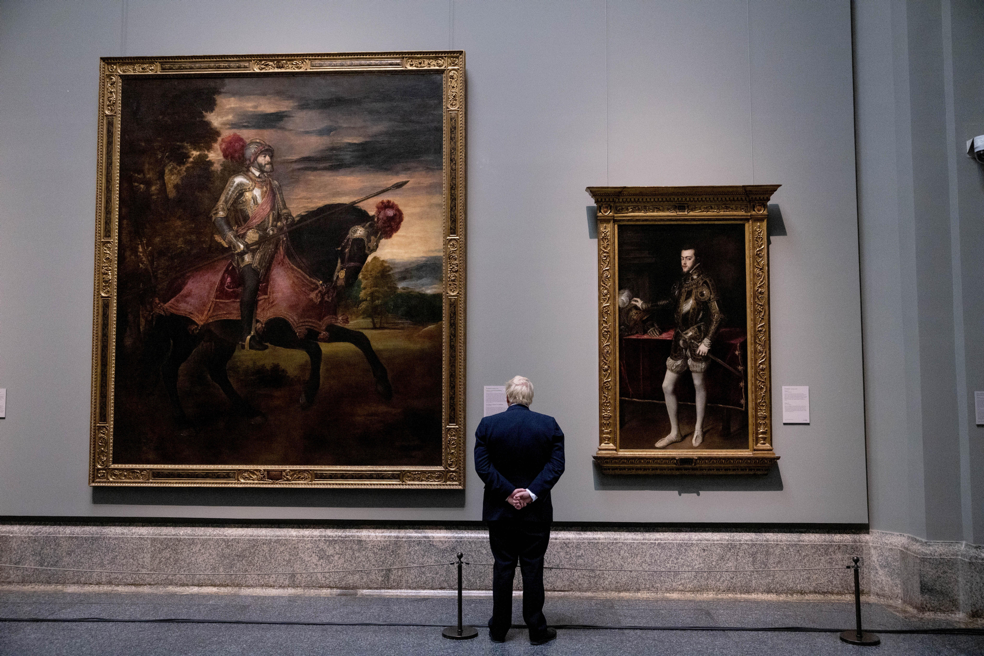 Boris Johnson observa a gigantes del pasado en la visita al Museo del Prado durante la cumbre de la OTAN.