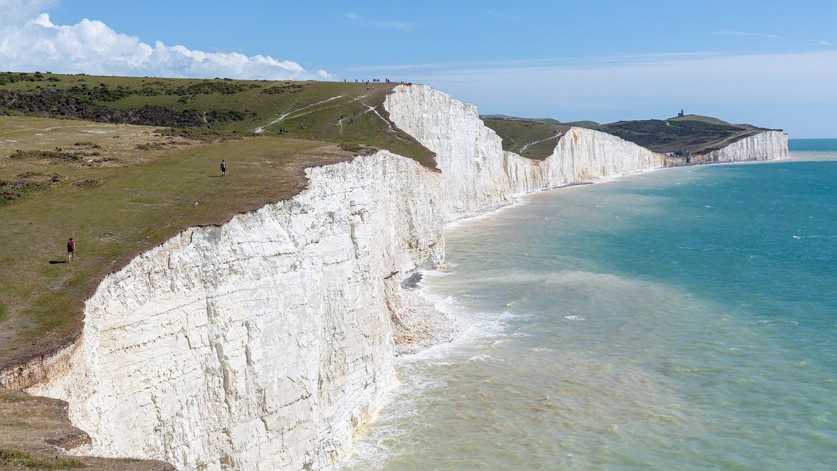Las Siete Hermanas de Sussex nacieron de un mar tropical lleno de algas que, durante millones de años, se transformaron en los acantilados más blancos de Inglaterra