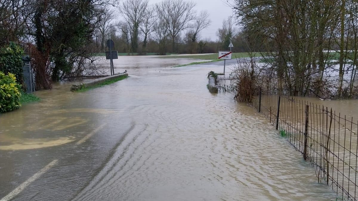 El Zadorra, desbordado a su paso por Yurre