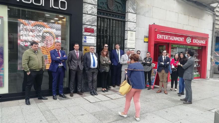 Concentración de trabajadores en el paro de una hora en León