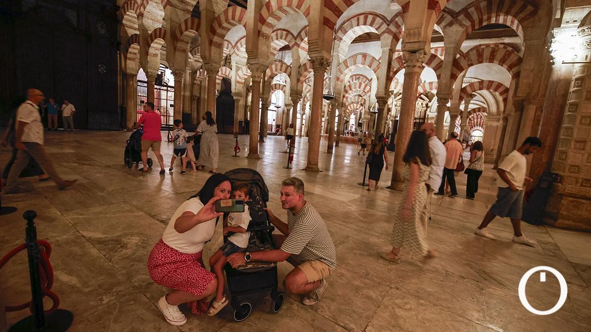 Turistas visitando de noche la Mezquita Catedral en el Día del Patrimonio