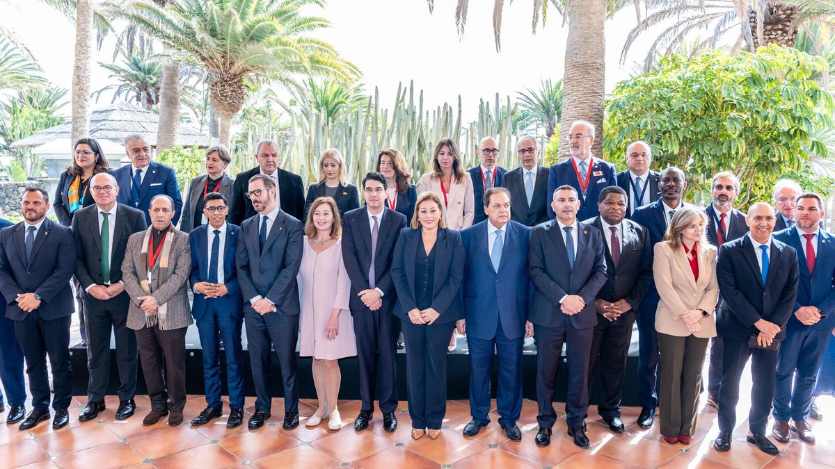 Foto de familia, la presidenta del Congreso de los Diputados, Francina Armengol (c), junto a los asistentes al encuentro de representantes parlamentarios de la UE y del Norte de África, a 27 de enero de 2025, en Lanzarote.