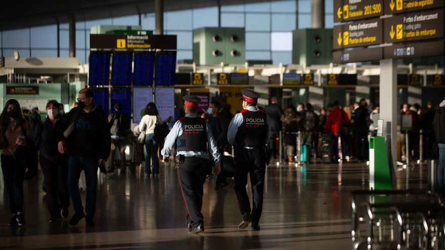 Dos agentes de los Mossos d'Esquadra en el aeropuerto de El Prat, a 19 de noviembre de 2021, en Barcelona, Cataluña (España).
