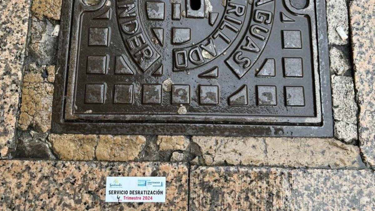 Pegatina del servicio de desratización en una alcantarilla de Santander.