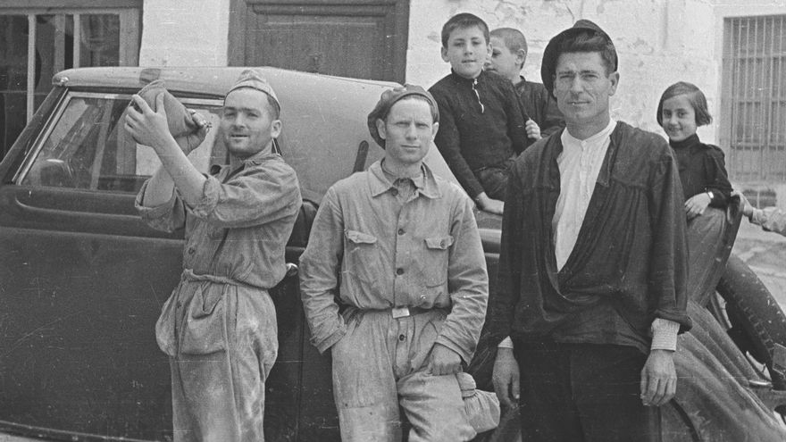 Las fotos de la retaguardia republicana que pasaron 80 años escondidas en un baúl: "Alucinamos al descubrirlo"