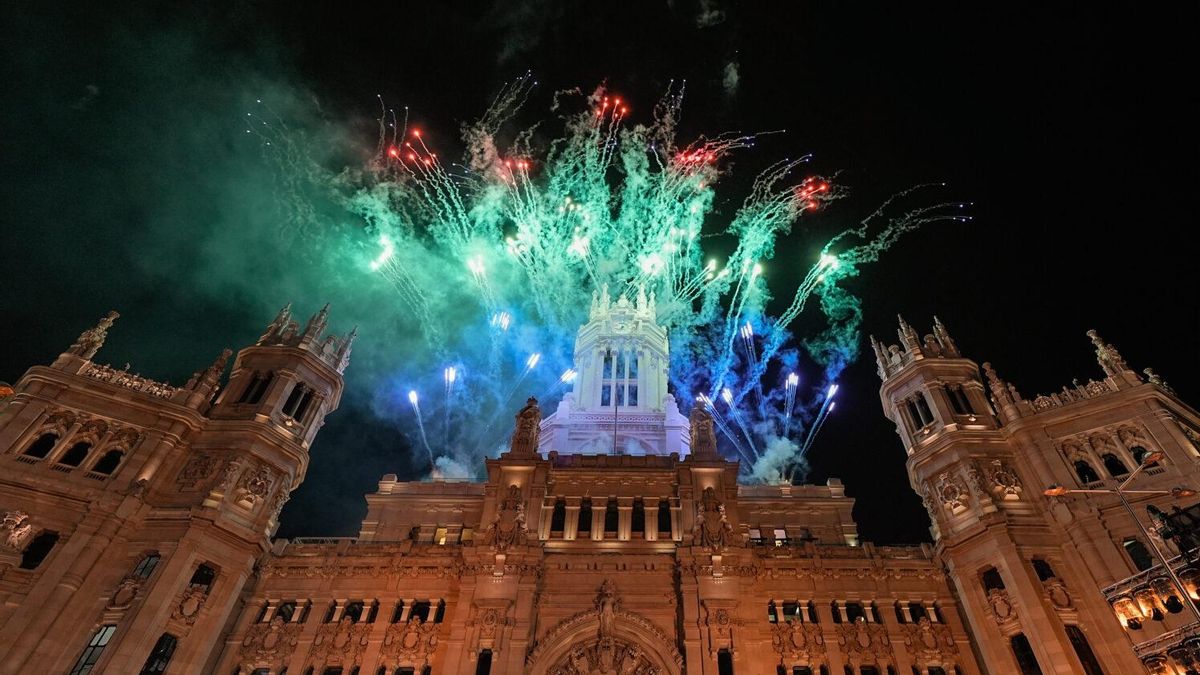Espectáculo pirotécnico en Cibeles después de la cabalgata
